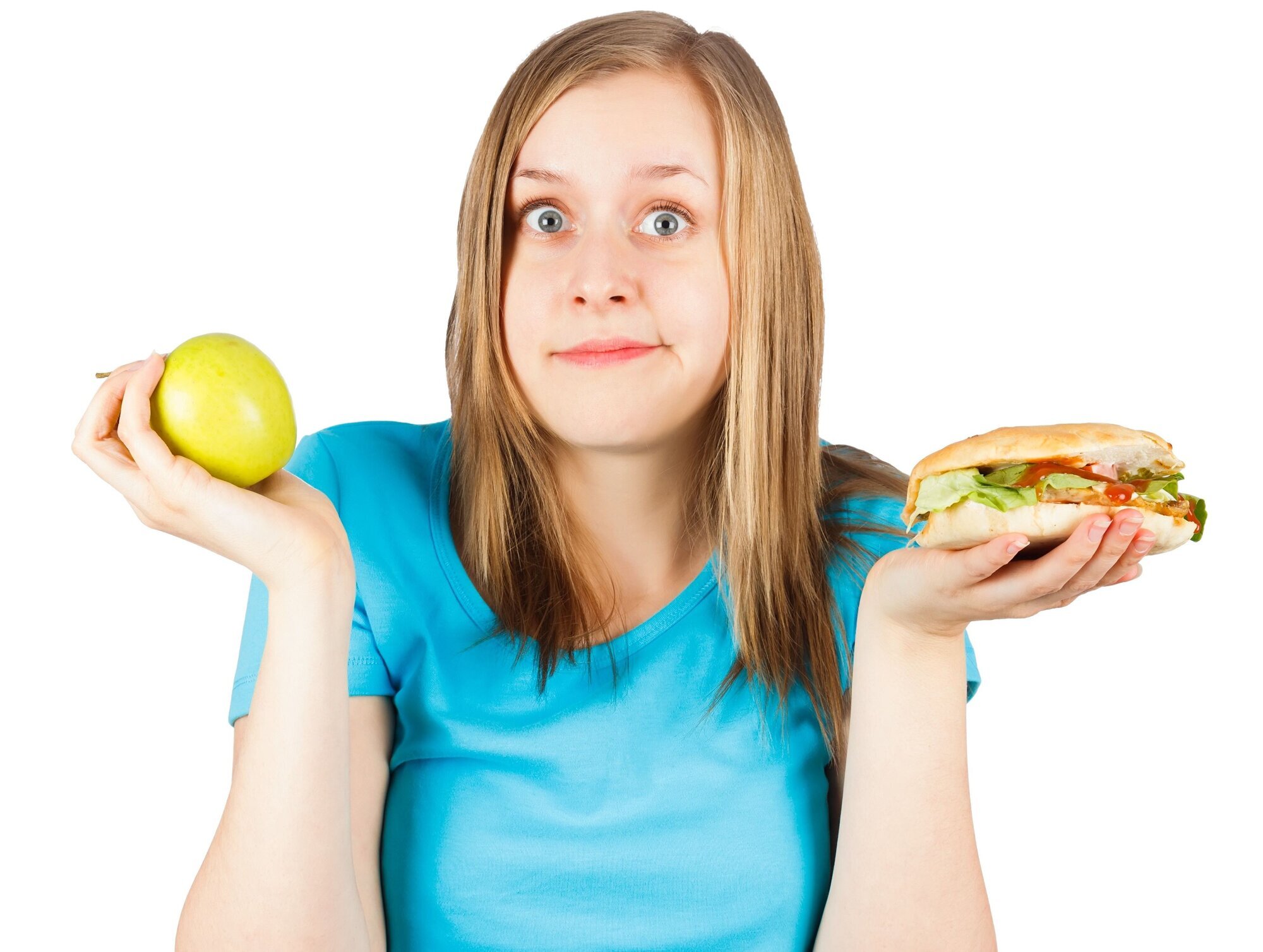 En jente holder en hamburger i ene hånden og ett eple i den andre. Valgets kval