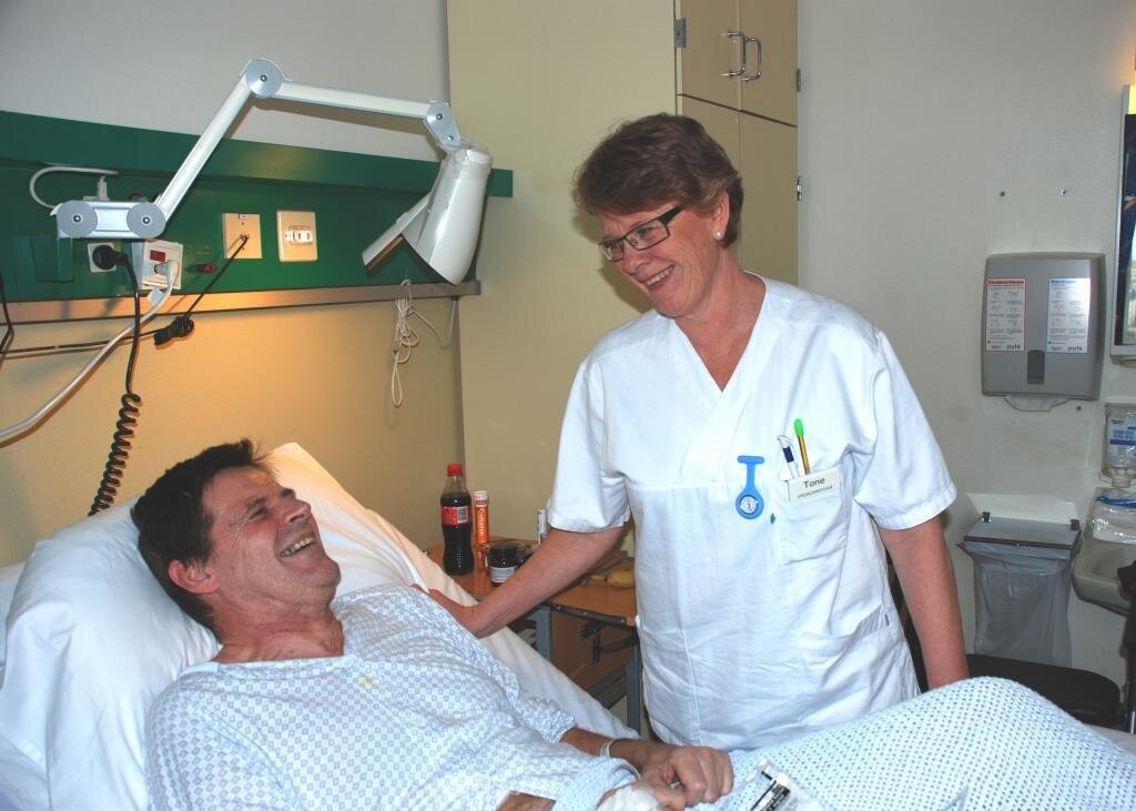 Det er mye å forholde seg til for den som har fått en ALS-diagnose og koordinering av tjenester kan ha stor betydning. Bildet viser ALS-pasient Odd Arne Bøe i en sykehusseng. Spesialsykepleier Tone Lahaug Nilsen står ved siden av.