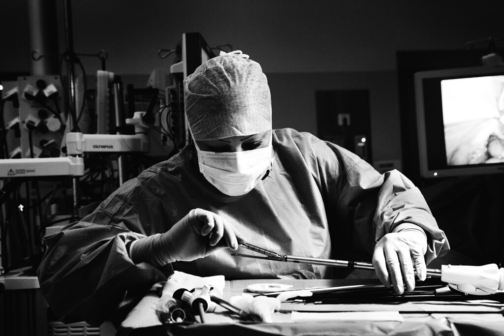 Operasjonssykepleier forbereder operasjon