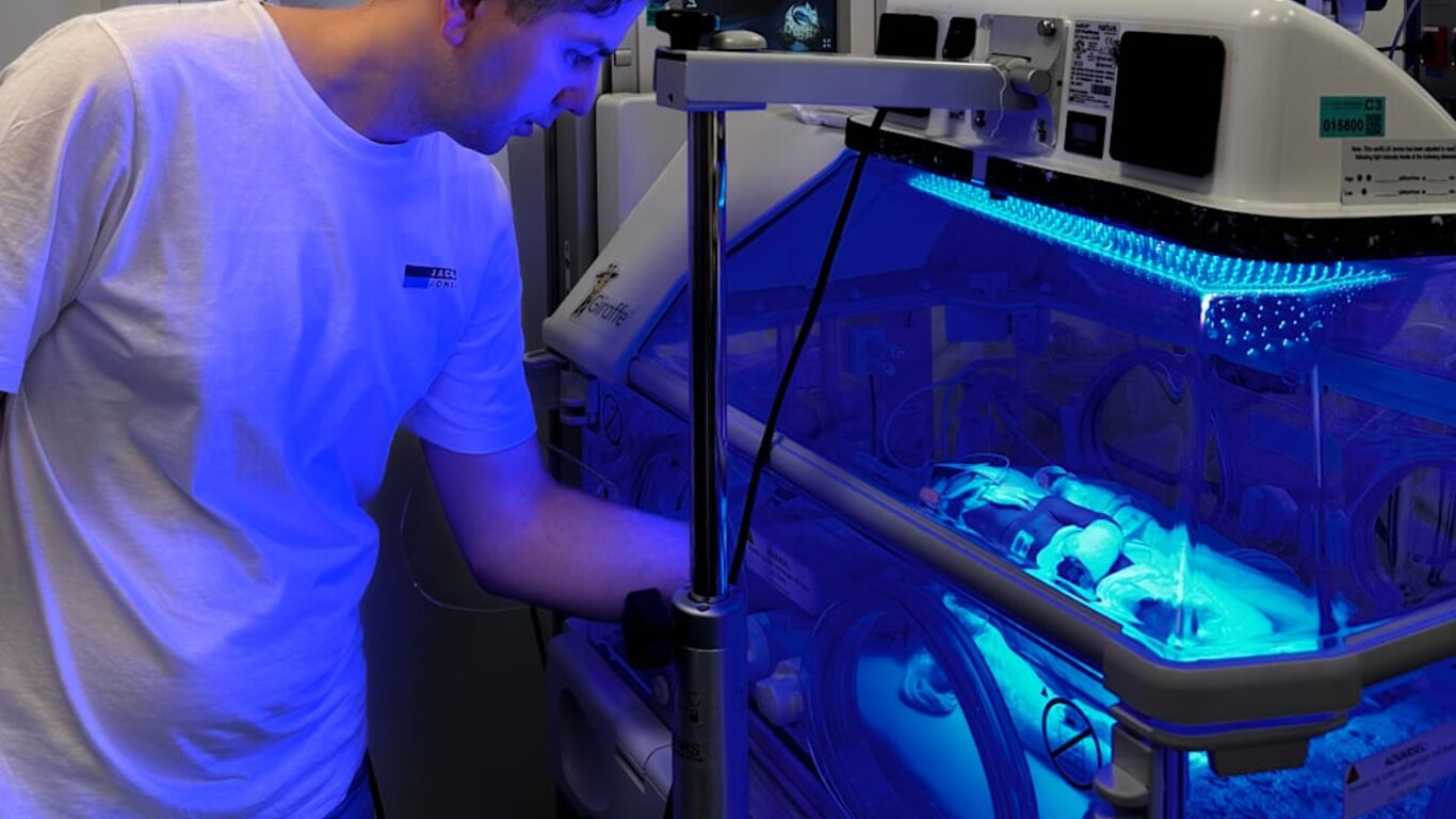 bilde av far og et barn i kuvøse