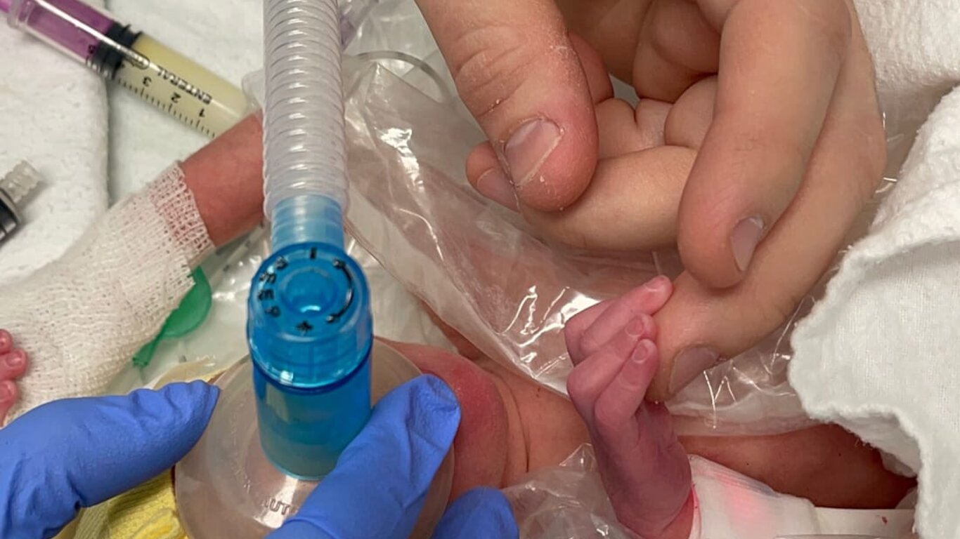 bilde av far og barn med sonde