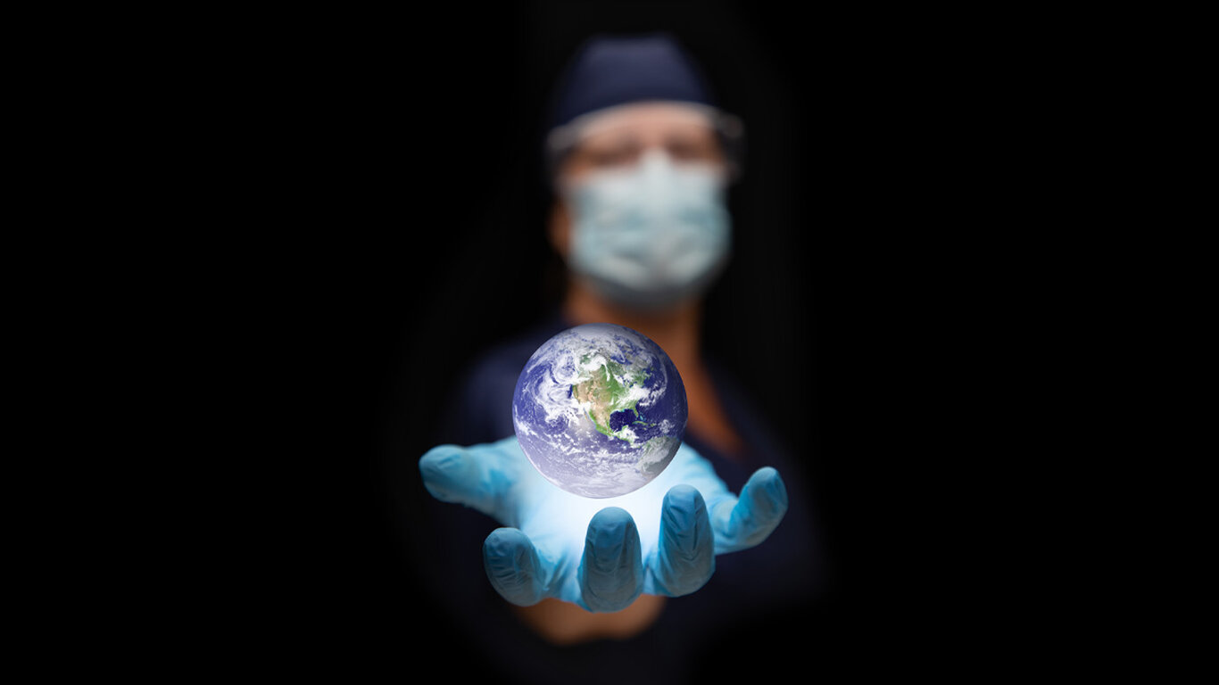 Bildet viser en sykepleier som holder en svevende jordklode i hånden