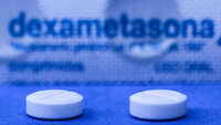 Deksomatason Bildet viser en pilleeske og to piller med deksametason.