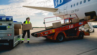 Bildet viser esker som blir transportert ombord i et fly.