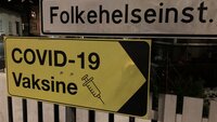 Bildet viser et skilt som det står covid-19 Vaksine på.