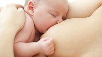 Sak om amming, en baby får morsmelk