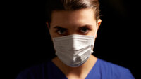 Sykepleier med munnbind. Sykepleier med munnbind.