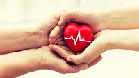 To personer holder rundt et hjerte