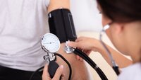 Bilde av noen som måler blodtryklk