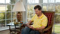 Mann med ipad hjemme Mann med ipad hjemme