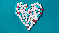Bildet viser et hjerte laget av tabletter i hvitt, rødt og turkis