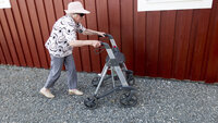 Kvinne med rullator