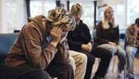 Bildet viser en gruppe unge mennesker som deltar i en gruppesamtale