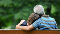 Bildet viser en mann og en kvinne som sitter sammen på en benk