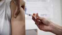 Hpv-vaksine Bildet viser en arm det blir satt vaksine i.