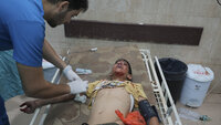 skadet palestiner får hjelp på sykehus