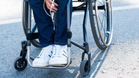 ung person i rullestol