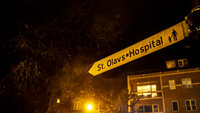 Bildet viser et skilt som det står St. Olavs hospital på