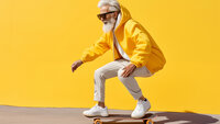 Bildet viser eldre mann på skateboard Bildet viser eldre mann på skateboard
