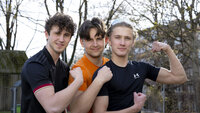 Bildet viser tre unge tenåringer som viser frem bicepsmusklene sine.