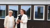 Bildet viser enhetsleder Åse Kalvik som har hundevalpen Frøya på armen, og personalsjefen, Helen Skogan, Bildet viser enhetsleder Åse Kalvik som har hundevalpen Frøya på armen, og personalsjefen, Helen Skogan,