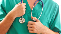 Bildet viser overkroppen til en lege med stetoskop og operasjonsuniform Bildet viser overkroppen til en lege med stetoskop og operasjonsuniform