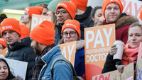 Bildet viser engelske leger som streiker Bildet viser engelske leger som streiker
