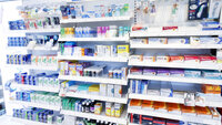 Bildet viser reoler med legemidler på apoteket