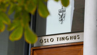 Bildet viser eksteriør med skilt utenfor Oslo tingrett
