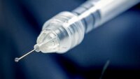 Bildet viser en sprøyte med botox.