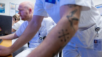 Bildet viser en tatovert arm på en sykepleier
