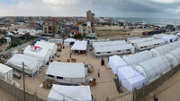 Bildet viser et feltsykehus i Gaza, som består av masse telt på stranden