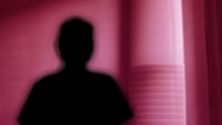 Bilde viser silluett av et menneske på rød bakgrunn
