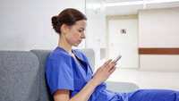 Sykepleier med mobil