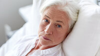 Bildet viser en trist eldre pasient med kreft