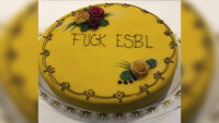Bilde av kake, med teksten «Fuck ESBL».