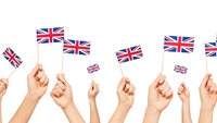 bildet viser hender som holder britisk flagg