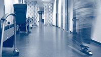 Bildet viser korridor på sykehus. 