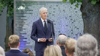 Bildet viser statsminister Jonas Gahr Støre under minnemarkeringen ved minnestedet utenfor Høyblokka i Oslo. Bildet viser statsminister Jonas Gahr Støre under minnemarkeringen ved minnestedet utenfor Høyblokka i Oslo.