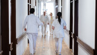 Bildet viser helsepersonell i en korridor