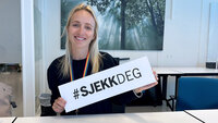 Bilde viser Elin Englund Ørum, med en plakat som sier #sjekkDEG