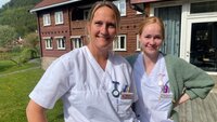 Bilder viser student Marit Lien Haugen og praksisveileder Ida Marie Strand på sykehjemmet i Austbygde Tinn