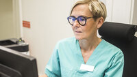 Bilde av sykepleier foran PC