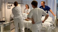 Bildet viser studenter og veiledere i en simuleringssituasjon