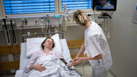 Bilde av sykepleier og pasient på sykehus