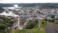 Bildet viser Fredriksten festning og Halden sentrum