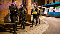 bildet viser politiet som etterforsker etter granatkasting i Pilestredet