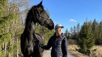 Bildet viser Maria-Cecilie Husby sammen med hest og hund