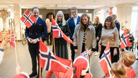 Kronprins Haakon, kronprinsesse Mette-Marit, prinsesse Ingrid Alexandra og prins Sverre Magnus besøkte Langerudhjemmet i Oslo.