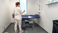 Bildet viser en sykepleier som skal utføre en preoperativ dusj 